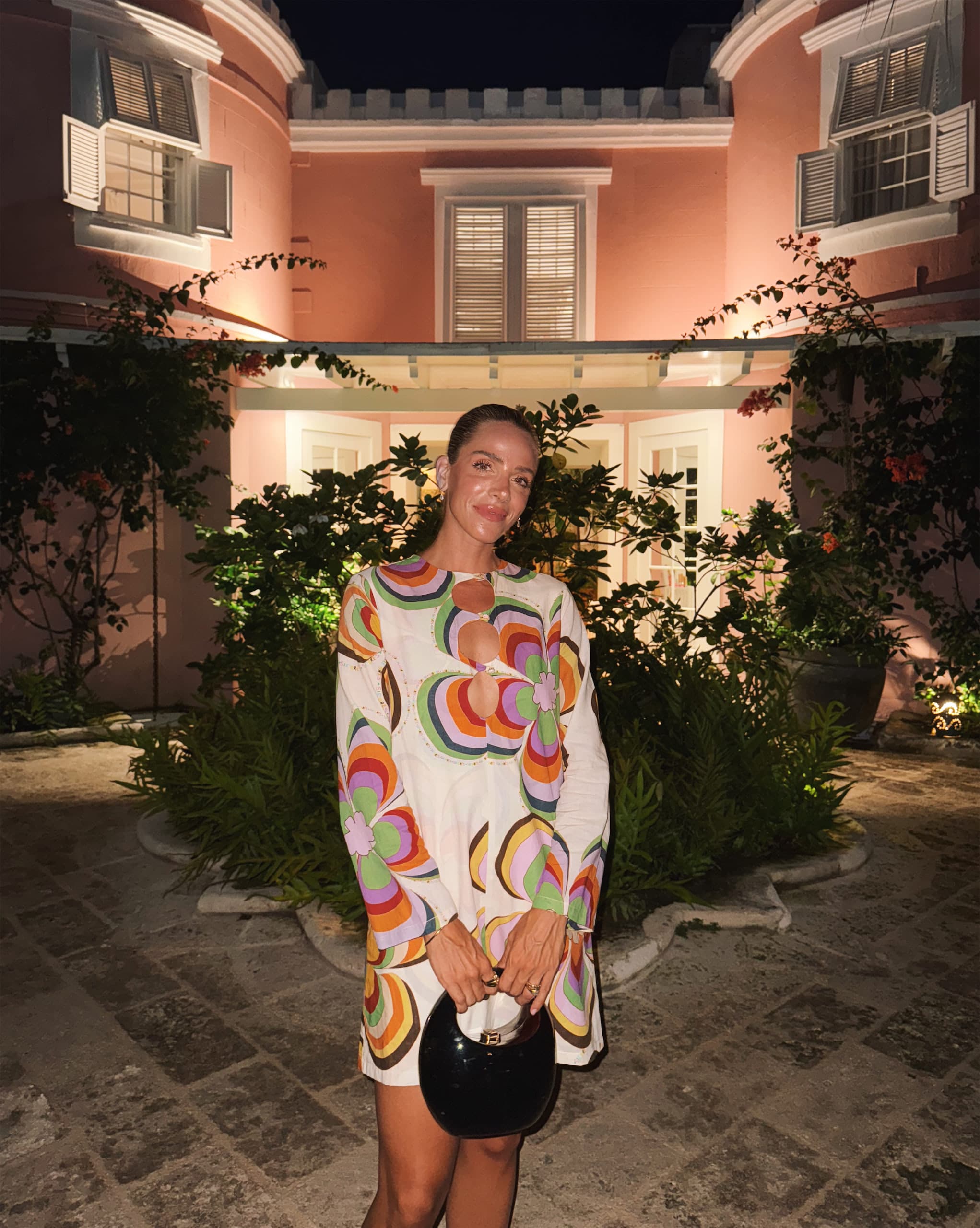 Courtyard Romance in Cream